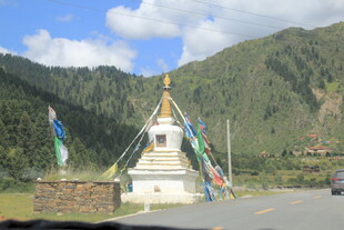 藏区路边的白塔景观