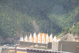 山间金顶寺庙建筑群