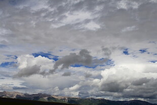 天空中飘浮的大朵云朵