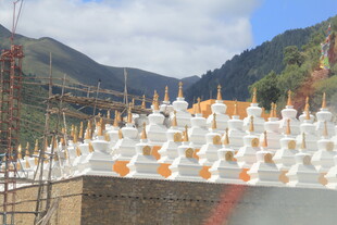 藏区白塔群 圣洁宗教景观