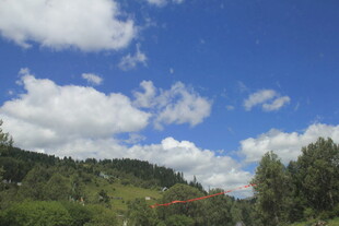 蓝天白云下的青山绿树