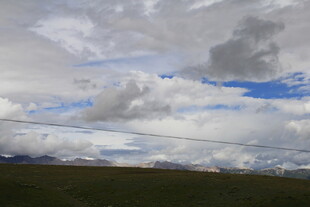 草原上空的多云景象