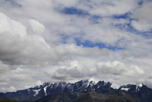 雪山云海壮丽风光