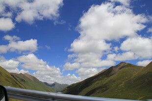 蓝天白云下的山间公路