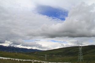 山间云景 电线矗立