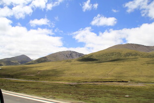 公路旁的青山蓝天风景
