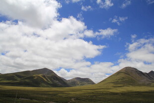 蓝天白云下的壮美山峦