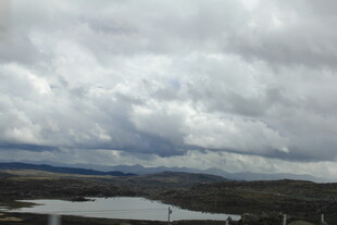 阴云下的山水景致