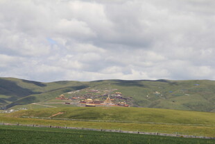 草原上的建筑景观