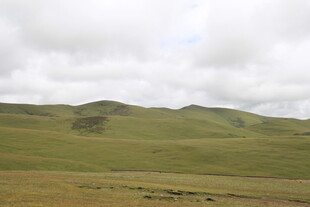 广袤草原与起伏山峦