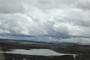 高山湖泊上的多云景致