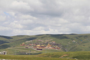 草原上的建筑群落