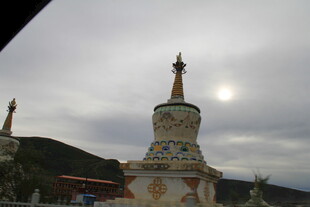 藏式佛塔 天际下的宗教建筑