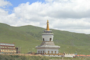 草原上的庄严佛塔