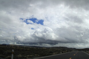 公路上的多云天空景象
