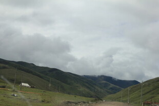 山间云雾缭绕的壮美景色