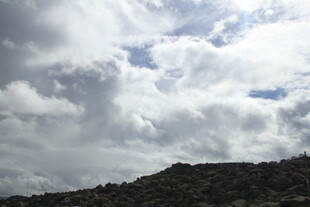 天空中翻滚的厚重云层