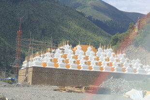 藏区白塔群 山间独特景致