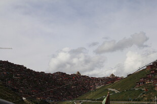 山间村落云雾缭绕美景
