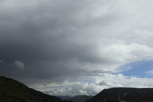 乌云笼罩下的壮阔山峦