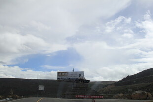 蓝天白云下的山间建筑