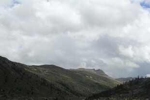 山峦云海间的自然景致