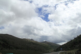 山间公路上的蓝天白云美景