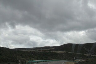 乌云笼罩下的山峦景色