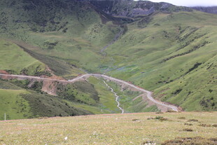 山间蜿蜒公路与翠绿景致