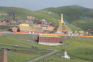 草原上的壮丽藏式建筑群