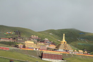 藏区山间寺庙景观