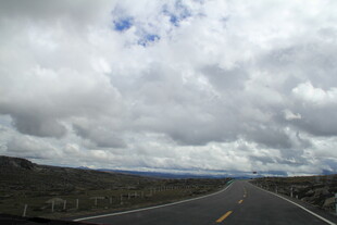 公路伸向远方的开阔风景