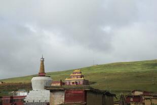 藏区佛塔与山间建筑