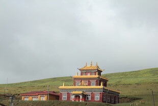 草原上的藏式寺庙建筑