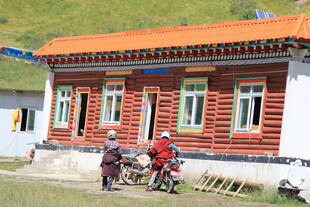 藏式小屋前的骑行者