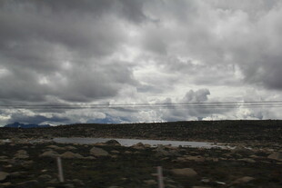 乌云笼罩下的旷野风光