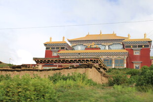 藏式风格建筑坐落于草地