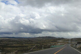 公路伸向远方的壮丽风景