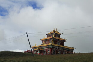 草原上的藏式精美建筑