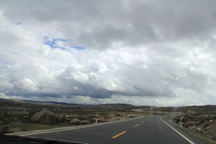旷野公路上的壮阔云层