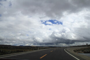 公路上的壮阔多云天空