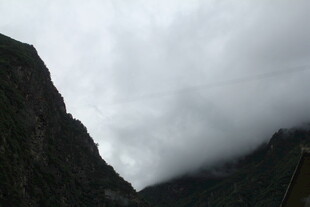 山间云雾缭绕的壮丽景象