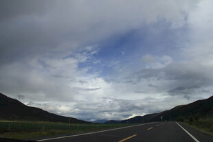 公路伸向远方的壮美风景