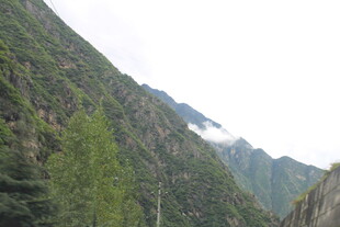 青山葱郁间的山间美景