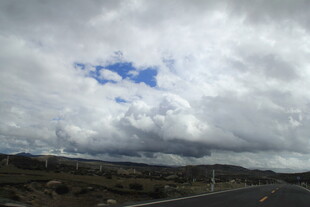 公路上的多云天空景象