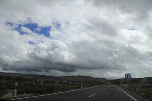 公路上的壮丽云层景观