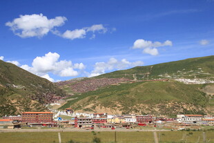 山间藏式村落风光