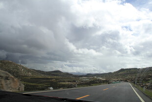 公路伸向远方的壮丽风景