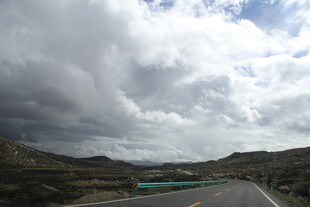 公路上空的厚重云层