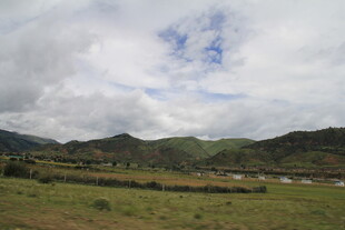 山间草原与多云天空